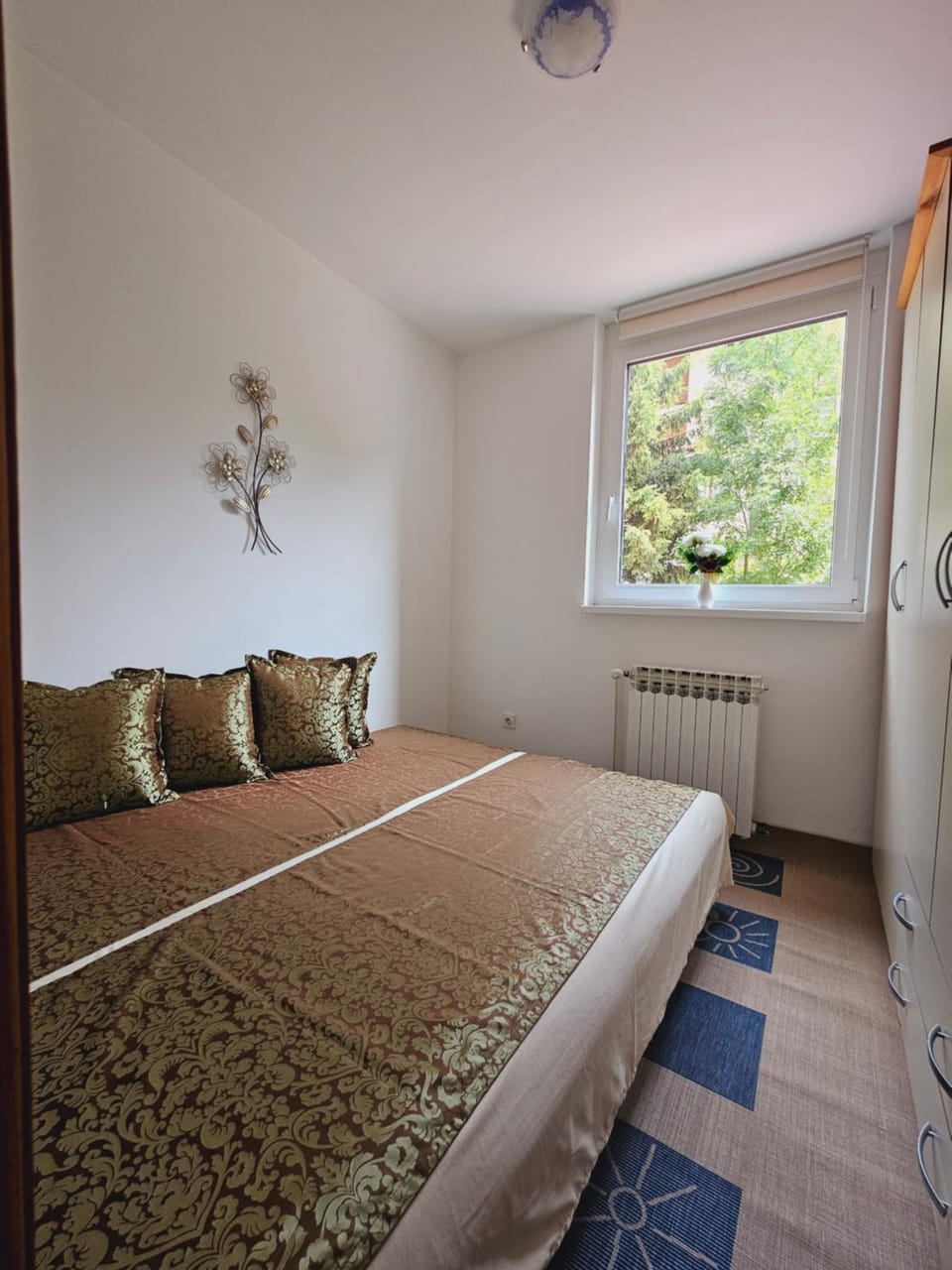 Bed, Bedroom, Garden view, internet