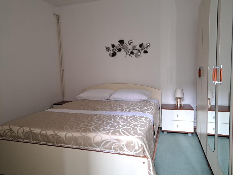 Bed, Photo of the whole room, Bedroom, Garden view, internet
