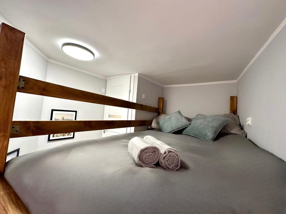 Bed, Bedroom, bunk bed, towels