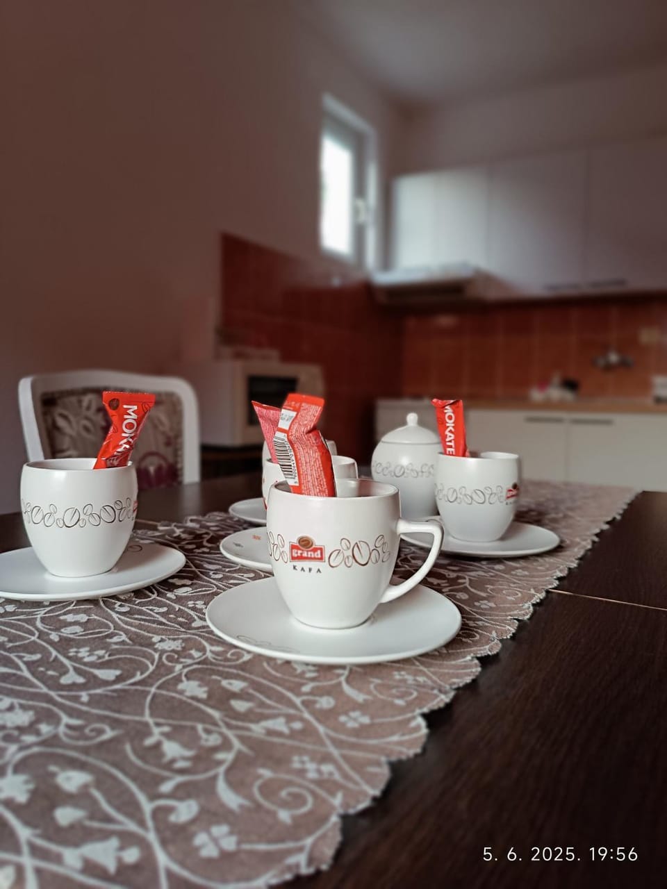 Coffee/tea facilities, Kitchen or kitchenette, Dining area
