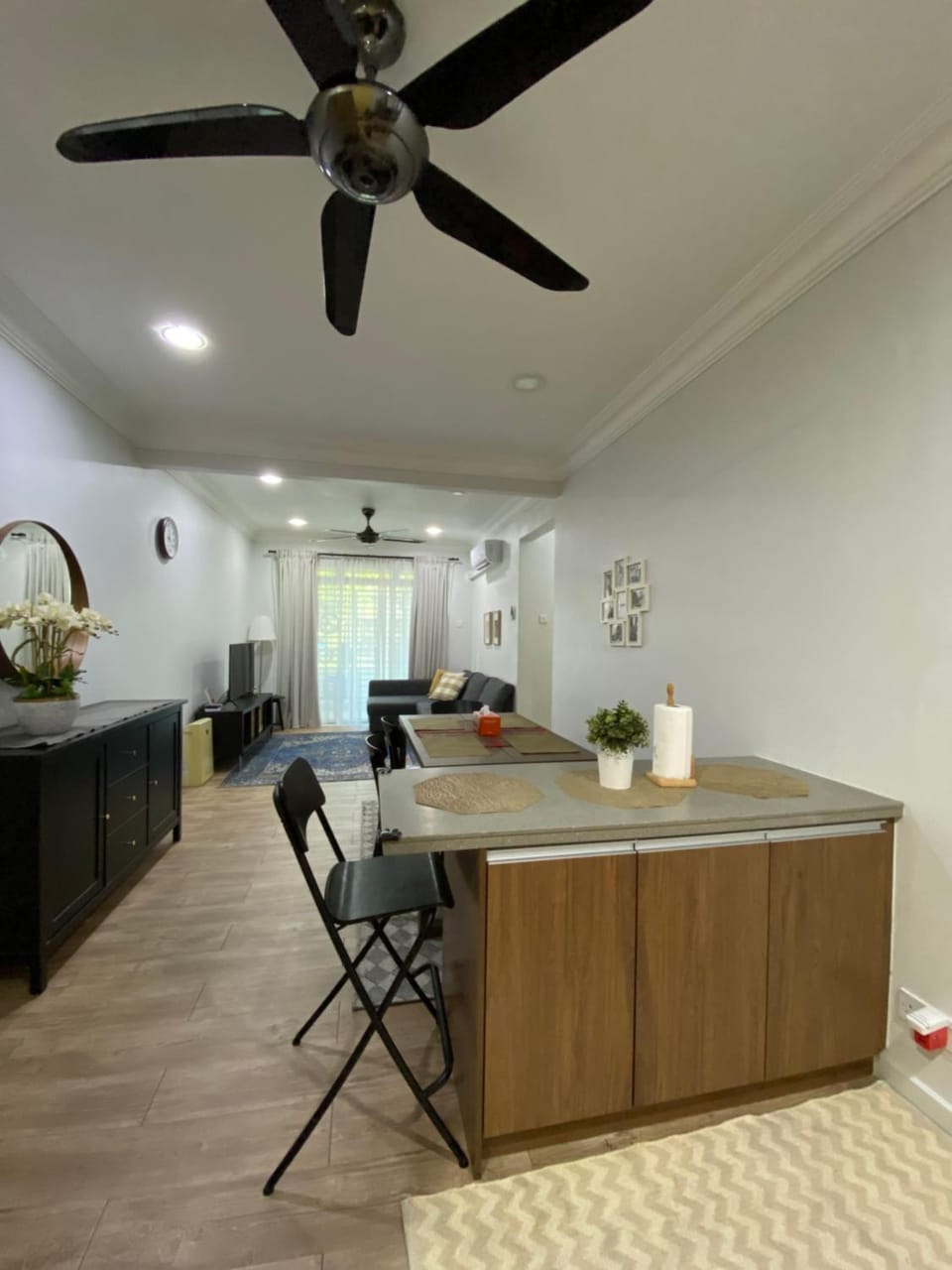 Dining area, fireplace