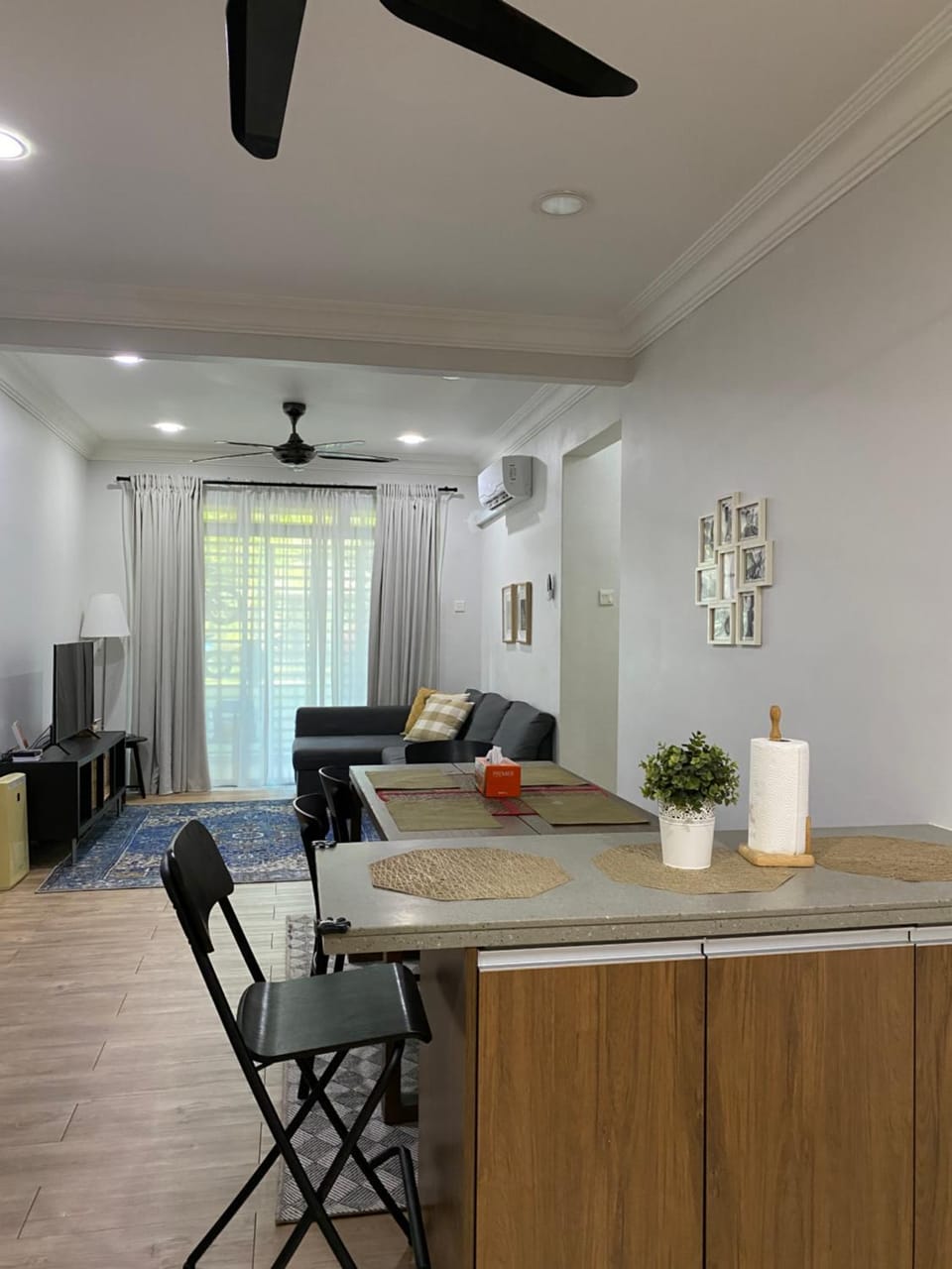 Living room, Seating area, Dining area, fireplace, air conditioner