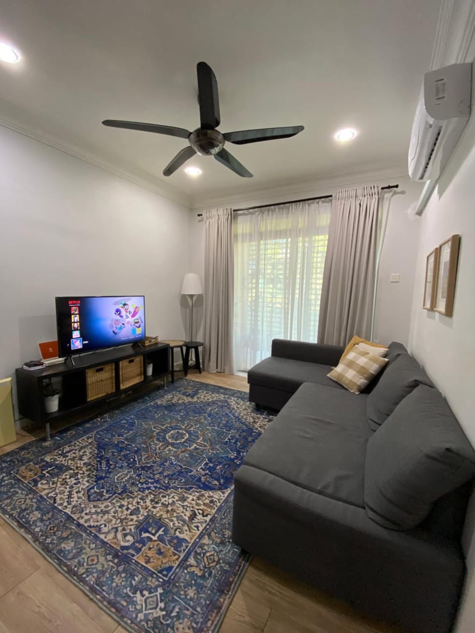 Communal lounge/ TV room, TV and multimedia, Living room, Seating area, fireplace, air conditioner