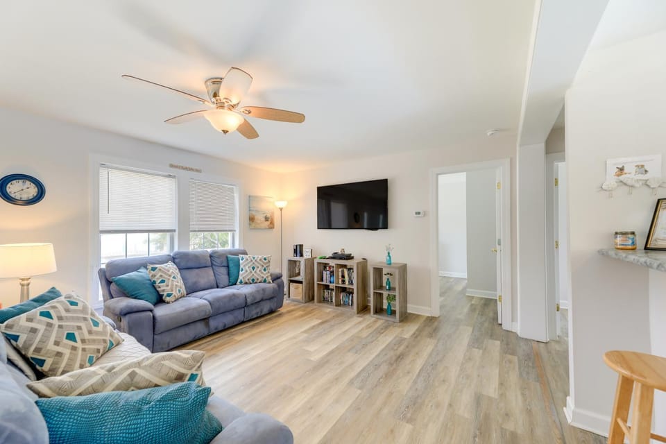 Coastal Emerald Isle Retreat w/ Deck & Grill! House in Emerald Isle