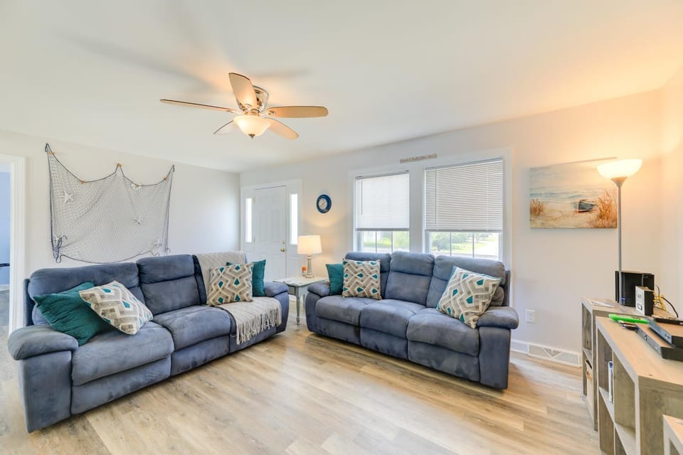 Coastal Emerald Isle Retreat w/ Deck & Grill! House in Emerald Isle