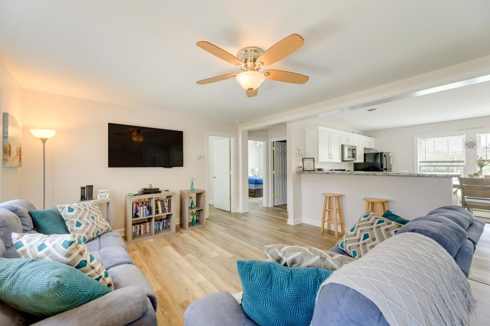 Coastal Emerald Isle Retreat w/ Deck & Grill! House in Emerald Isle