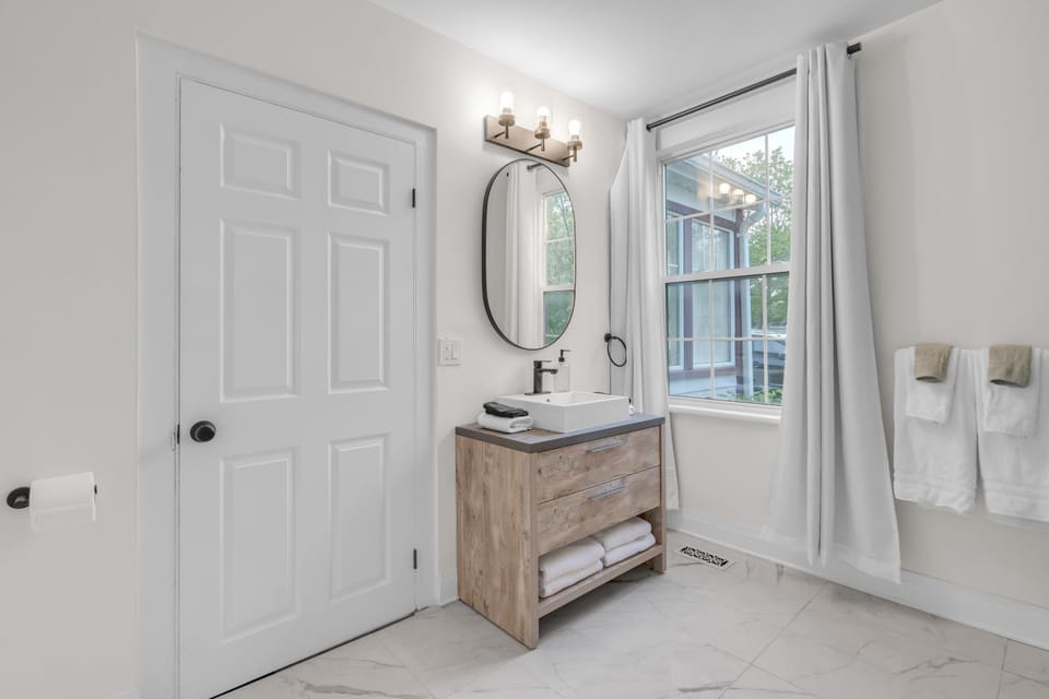Beautiful Lakeside Haven House in Port Hope