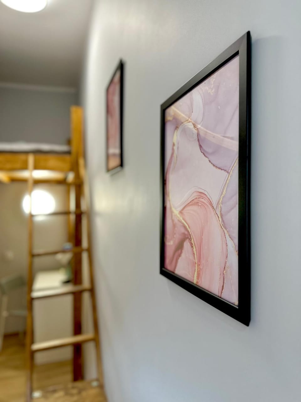 Photo of the whole room, Decorative detail, bunk bed