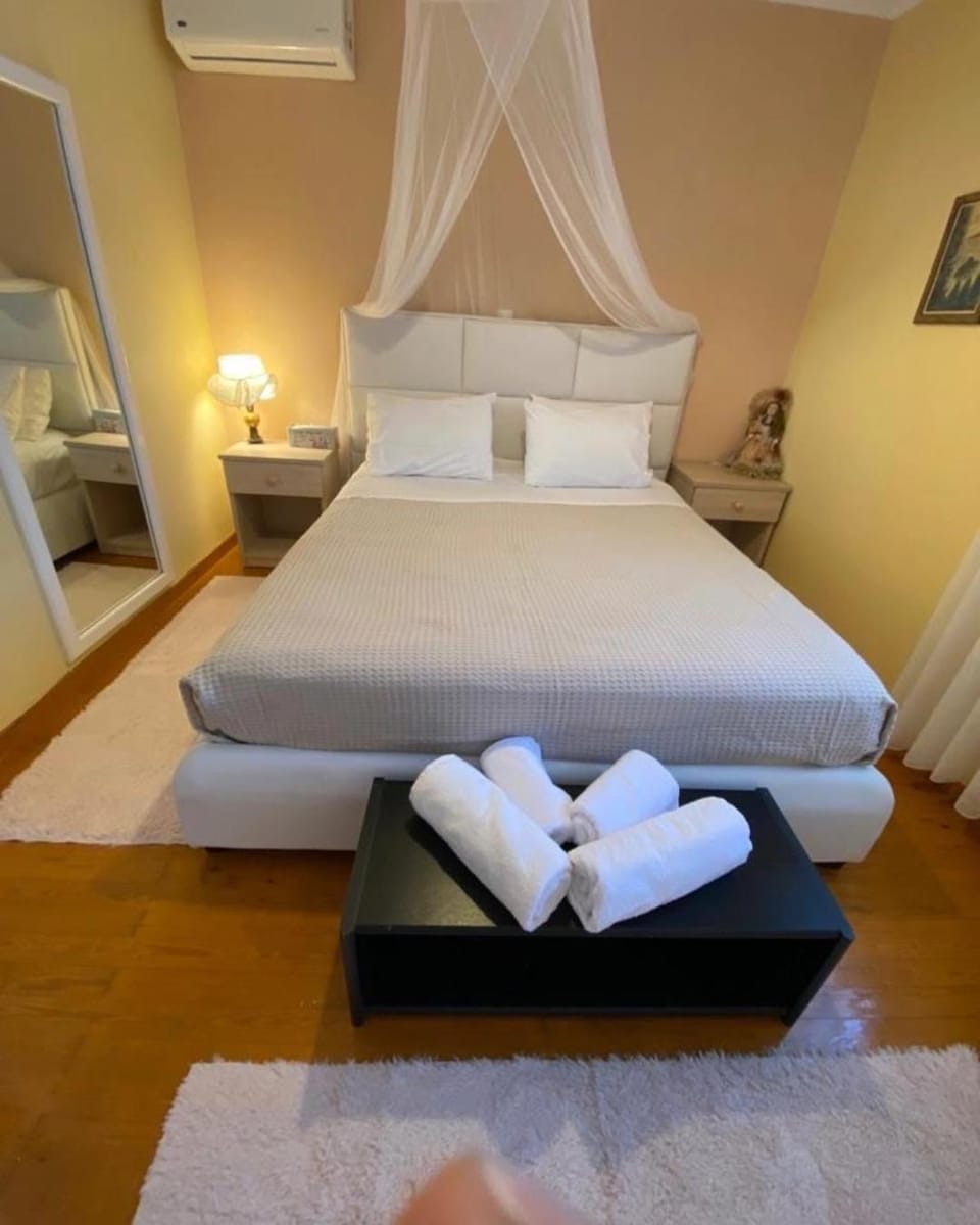 Bed, Bedroom, towels