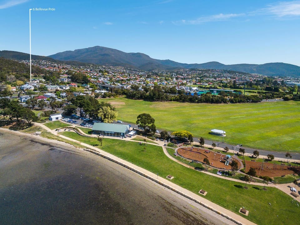 Stately Cornelian bay Hideaway House in Tasmania