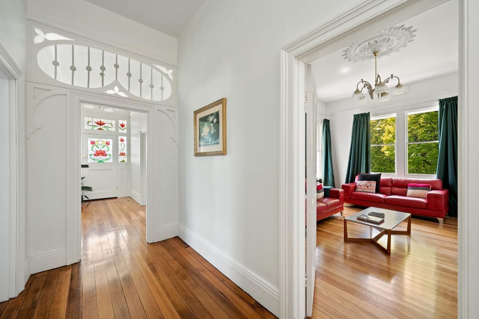 Stately Cornelian bay Hideaway House in Tasmania