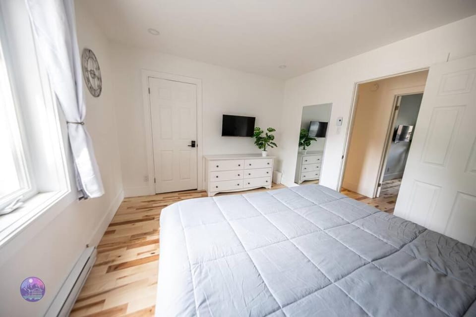Bed, TV and multimedia, Bedroom