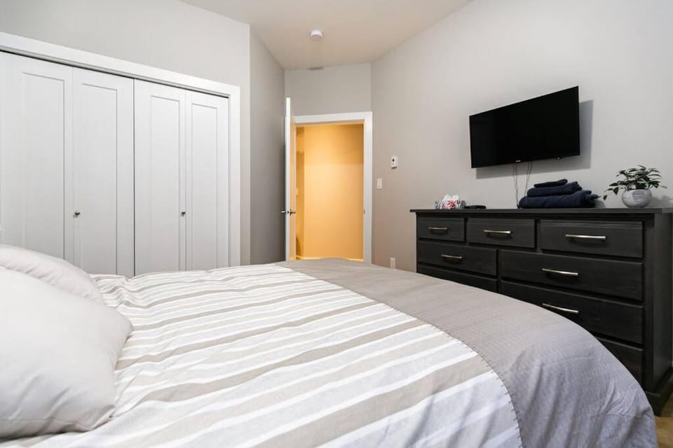 Sooke Waterfront Retreat Hot Tub & Dock Access Apartment in Vancouver Island