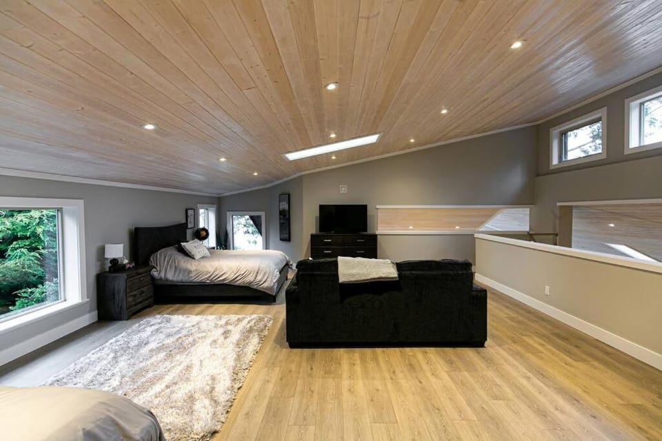 Sooke Waterfront Retreat Hot Tub & Dock Access Apartment in Vancouver Island