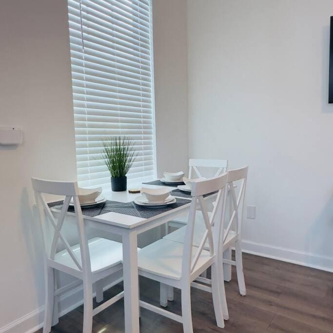 Walk to Superdome - 5 min to Canal St - 8min to French Quarter Apartment in Warehouse District