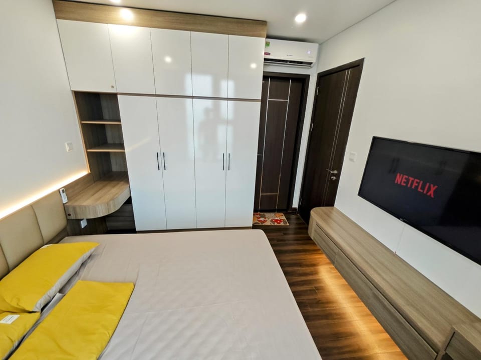 Bed, TV and multimedia, Bedroom