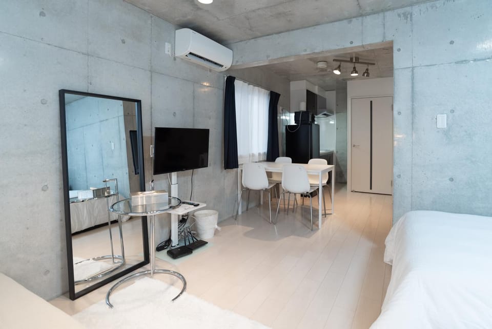 Bed, TV and multimedia, Living room, Photo of the whole room, Seating area, Dining area, Bedroom, hair dresser, air conditioner