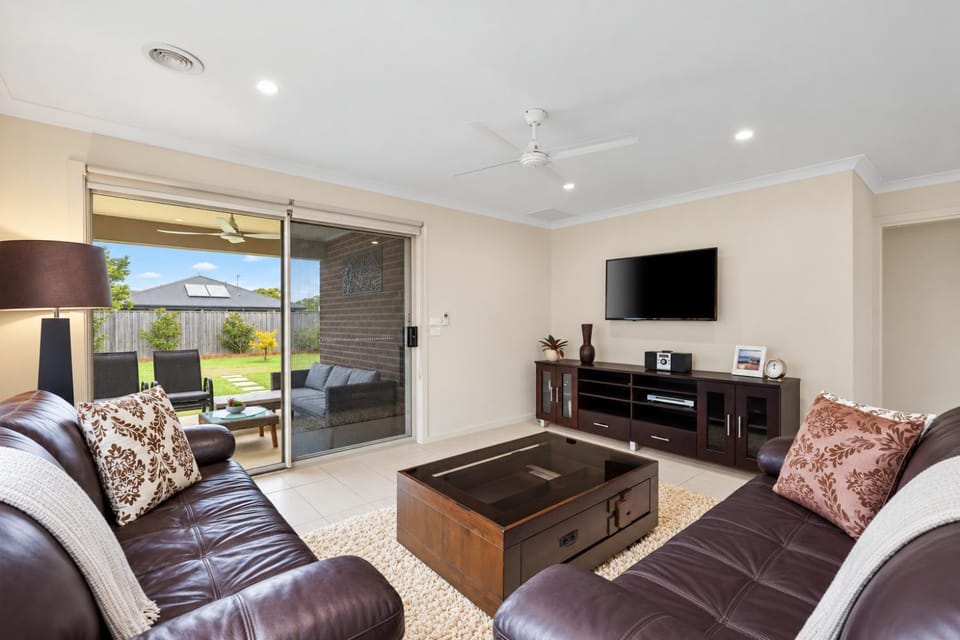 Patio, Garden, TV and multimedia, Living room, Seating area