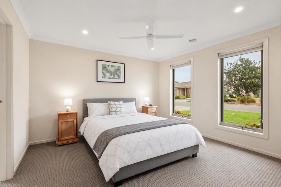 Bed, Bedroom, Garden view