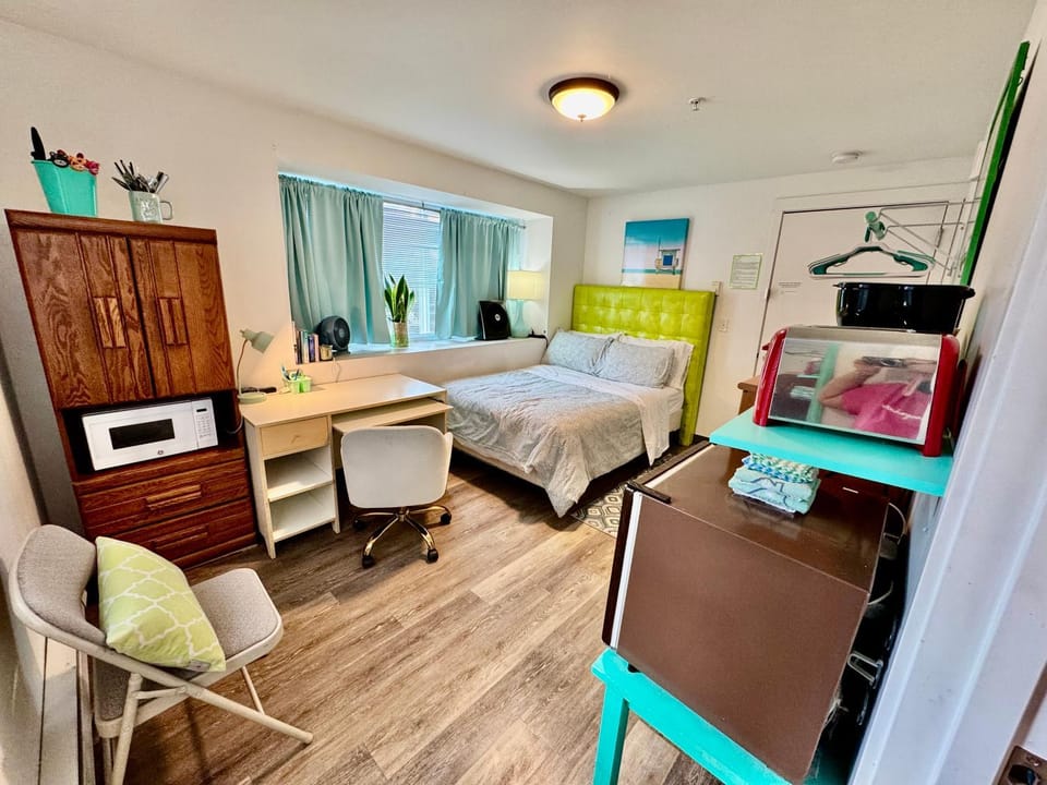 Bed, Photo of the whole room, Seating area, Bedroom, wardrobe