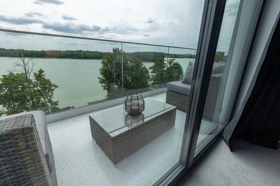 View (from property/room), Balcony/Terrace, Lake view