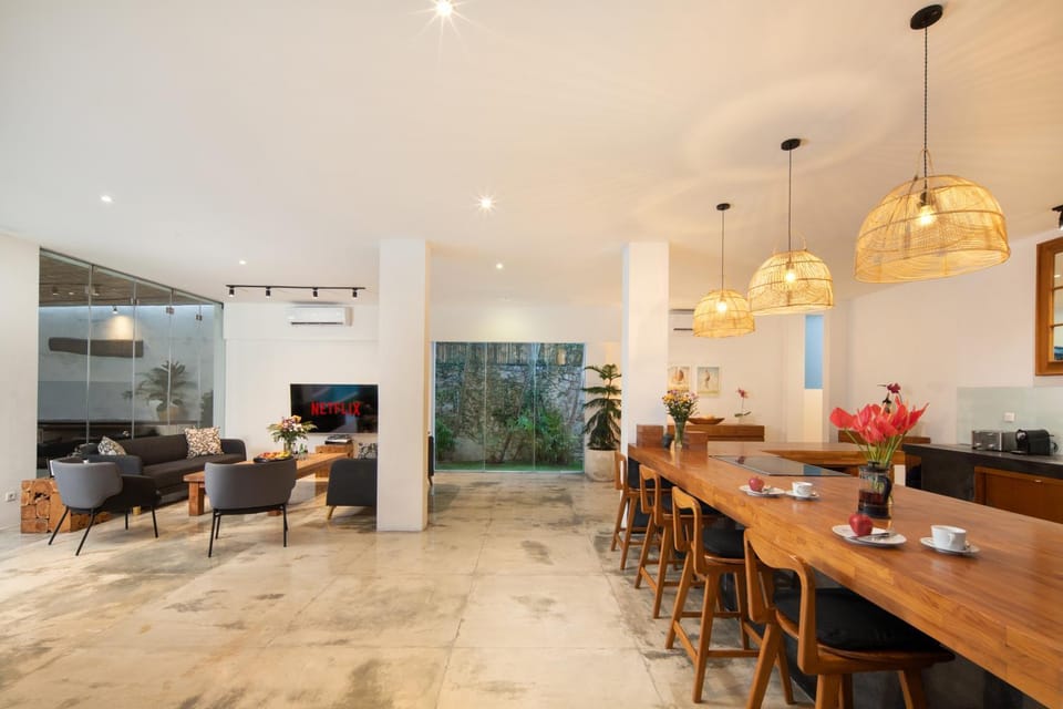 Kitchen or kitchenette, Living room, Seating area, Dining area