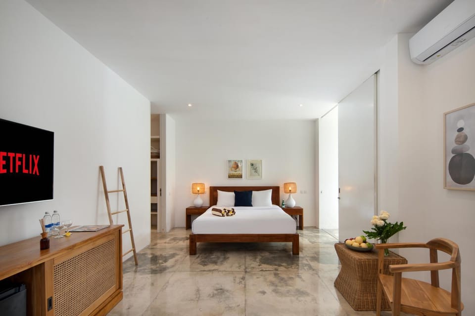 Bed, TV and multimedia, Photo of the whole room, Bedroom