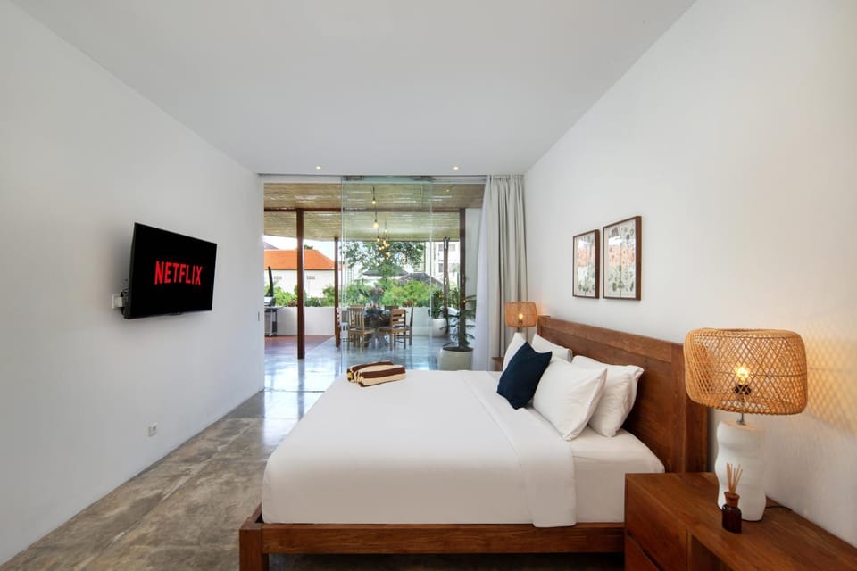 Bed, TV and multimedia, Bedroom