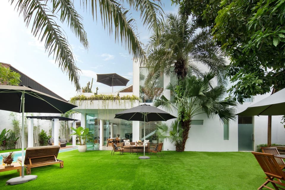 Property building, Patio, Garden, Seating area, Garden view, sunbed