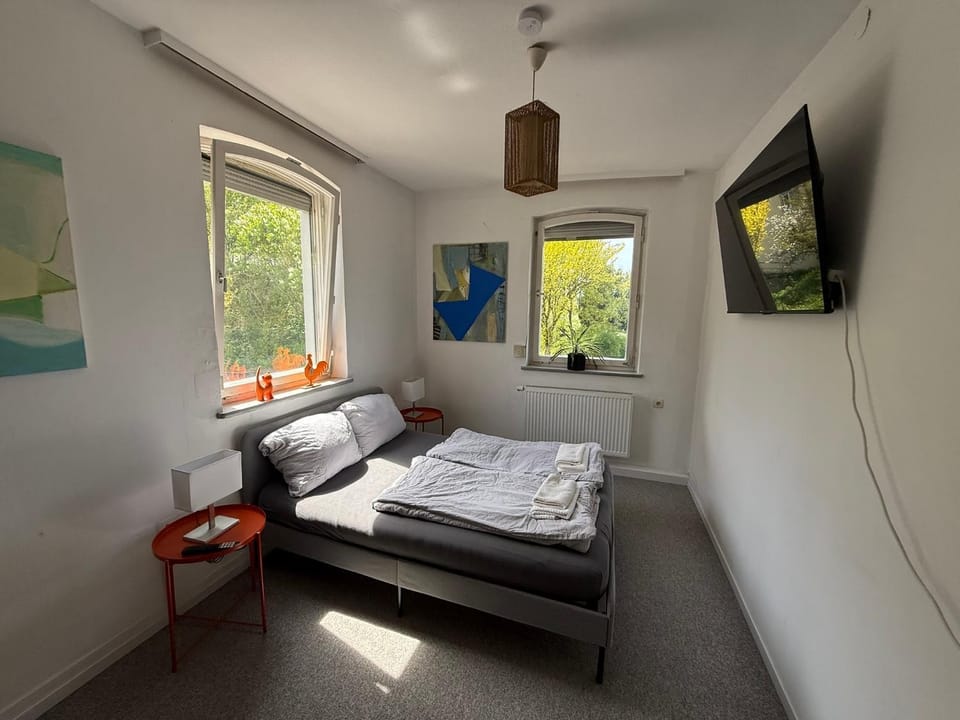 Bed, TV and multimedia, Photo of the whole room, Bedroom, towels