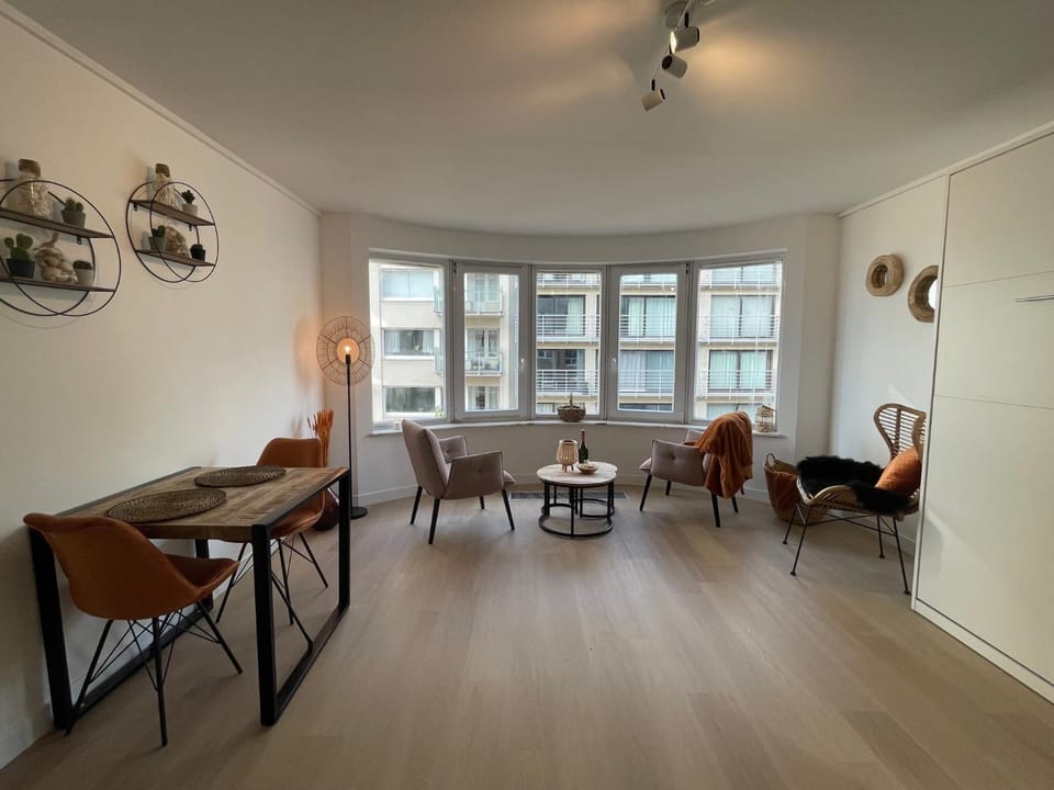 Seating area, Dining area