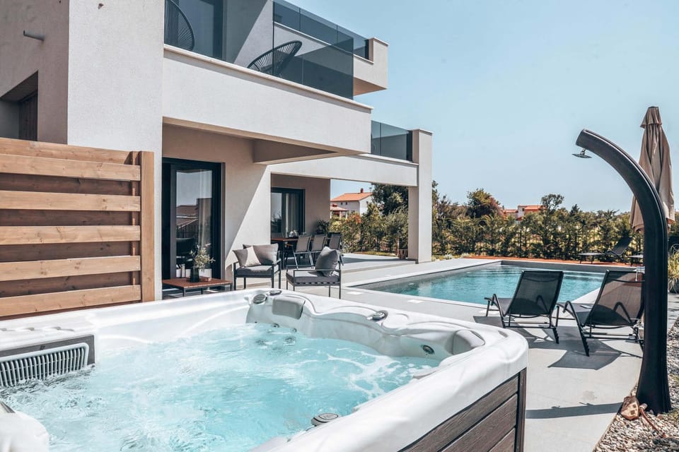 Day, Hot Tub, Swimming pool