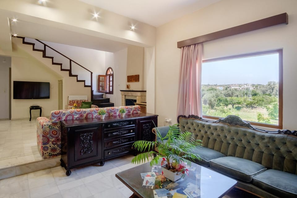 Living room, Seating area, Dining area, Evening entertainment