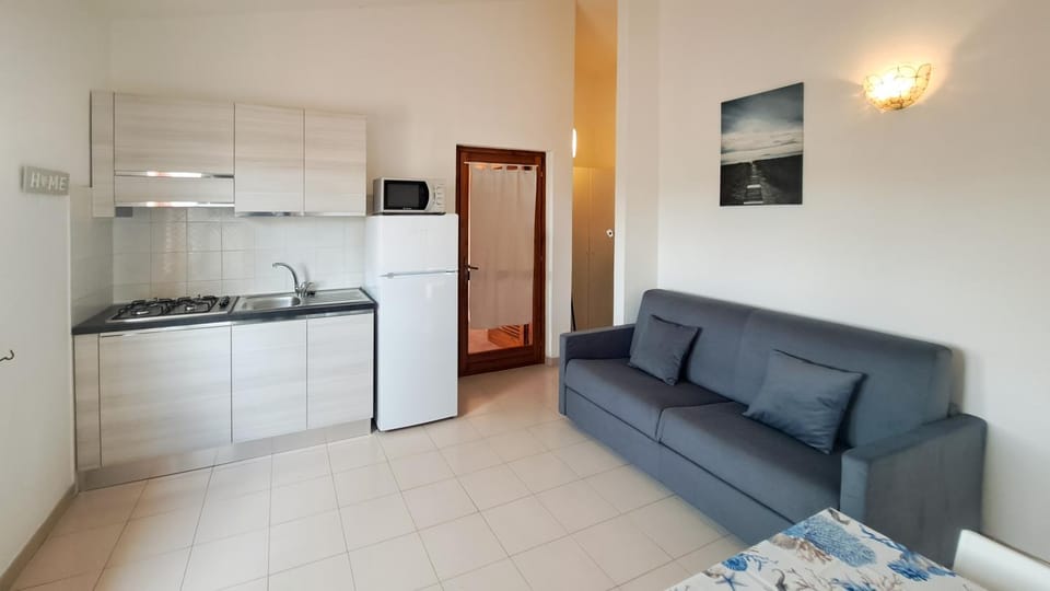 Kitchen or kitchenette, minibar, stove