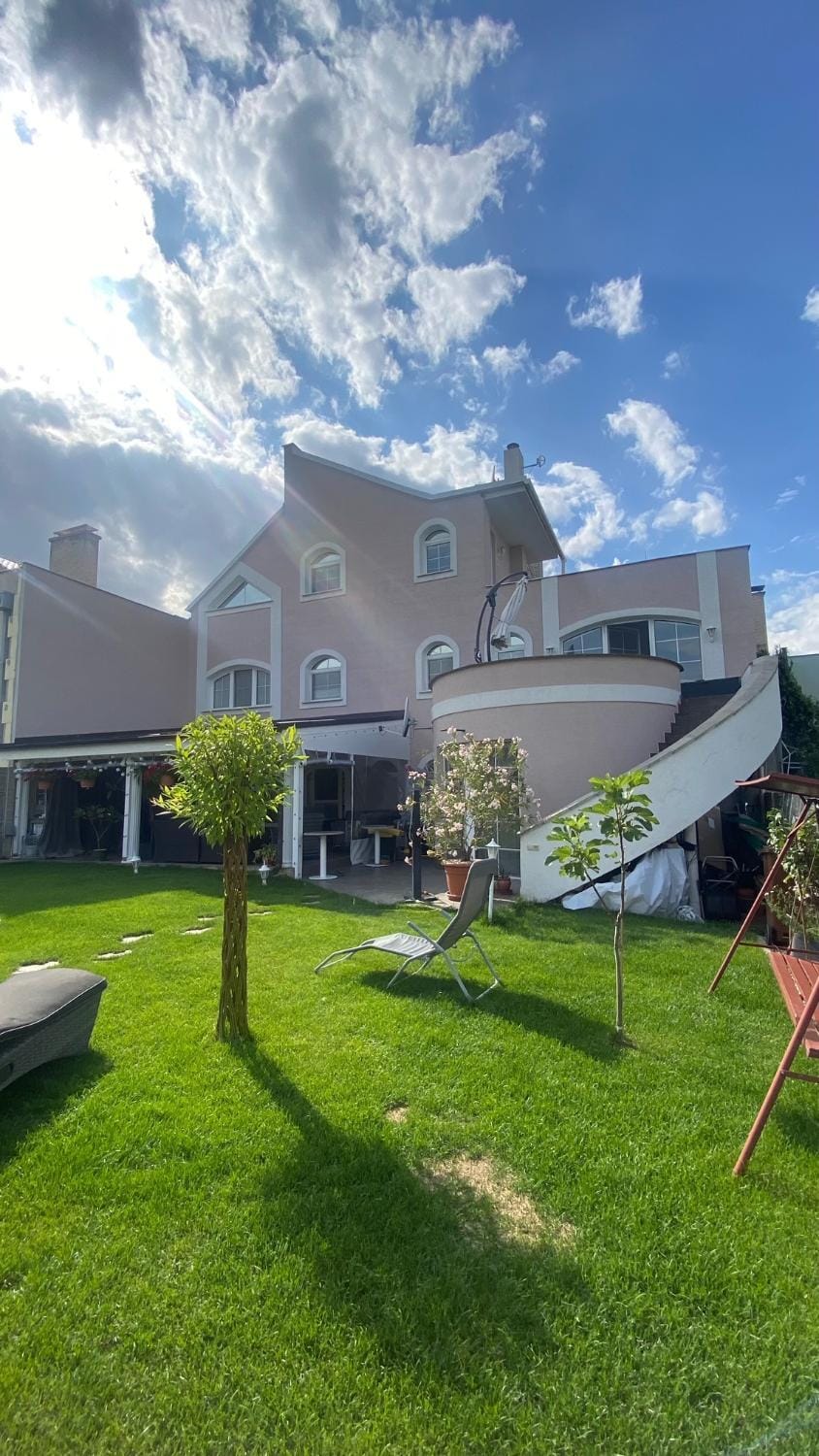 Property building, Garden, Balcony/Terrace