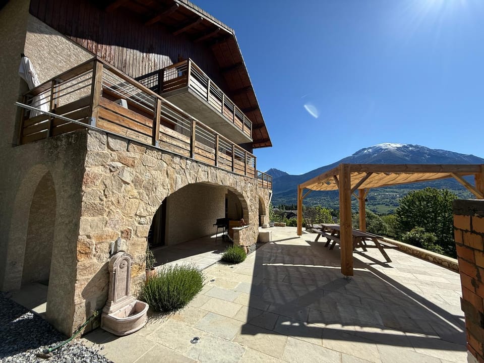 Gîte confort 15 couchages, vue panoramique Montagne Hautes Alpes, Terrasses House in Provence-Alpes-Côte d'Azur