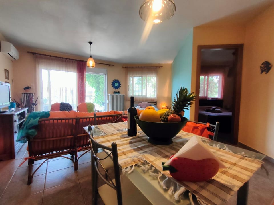 Kitchen or kitchenette, Seating area, Dining area