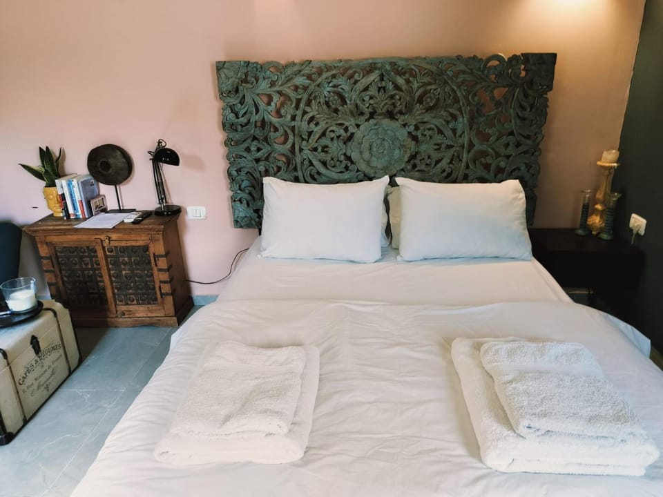Bed, Photo of the whole room, Bedroom, towels