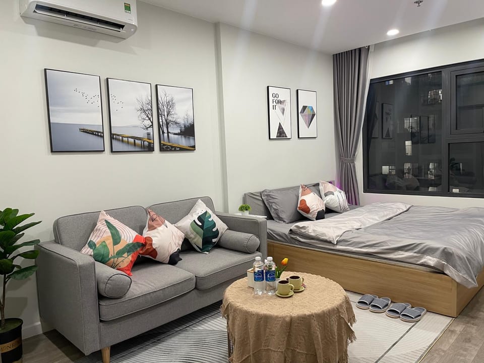 Bed, Living room, Photo of the whole room, Seating area, Bedroom, air conditioner