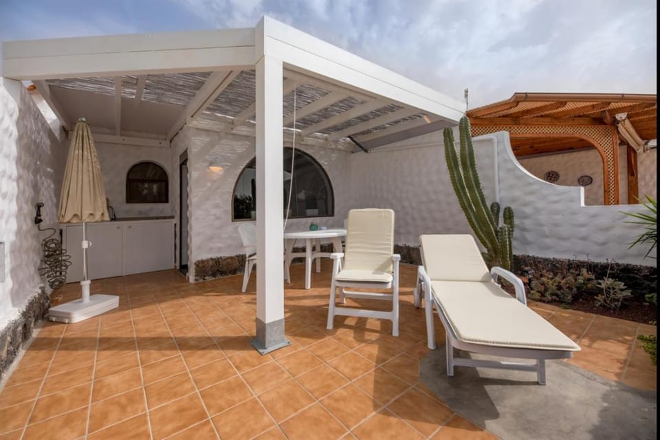 in front of the pool, large terrace, elegant & confortable, Wi-Fi Apartment in Fuerteventura