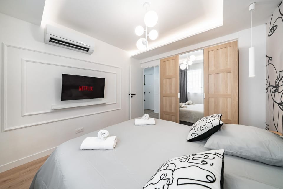 Bed, TV and multimedia, Photo of the whole room, Bedroom, towels, wardrobe, air conditioner