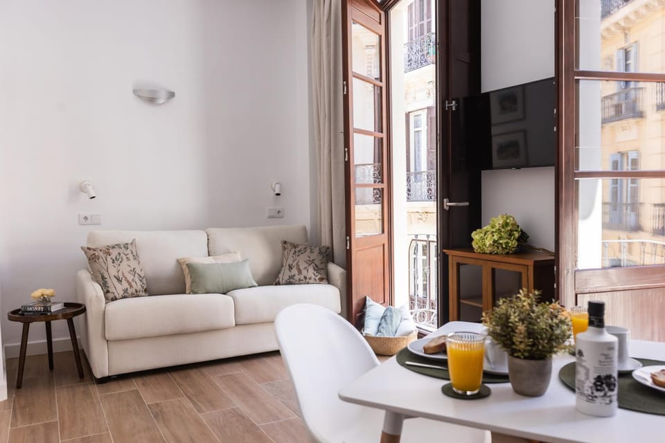 TV and multimedia, Living room, Food and drinks, Seating area, Dining area