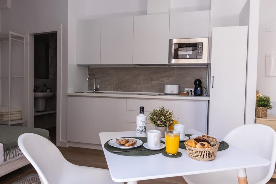 Kitchen or kitchenette, Dining area, stove