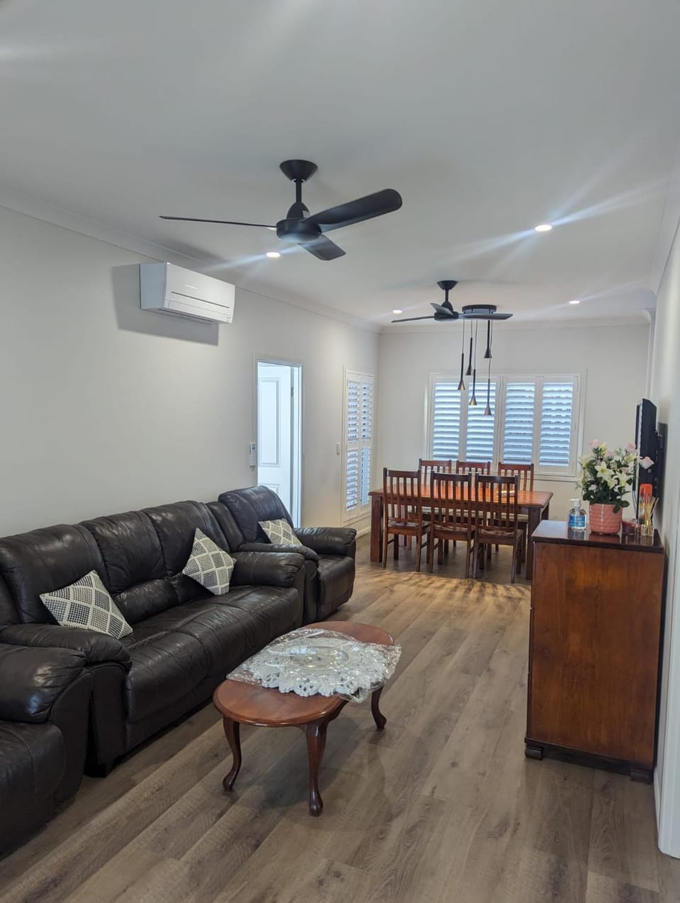 TV and multimedia, Living room, Seating area, Dining area, fireplace, air conditioner