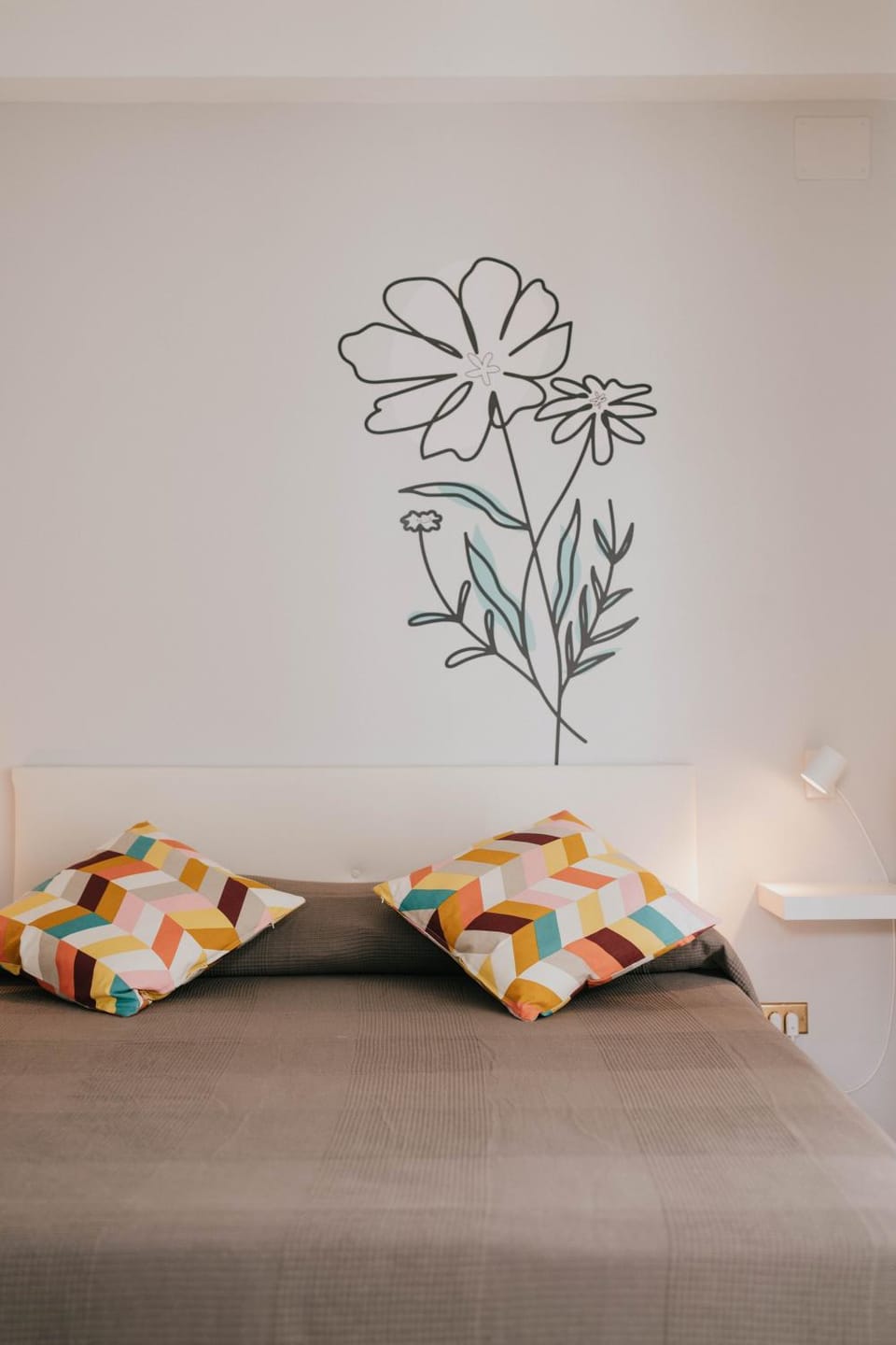 Bed, Photo of the whole room, Decorative detail