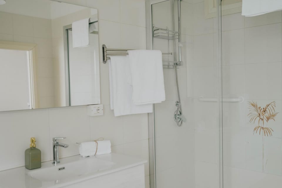 Shower, Bathroom, towels