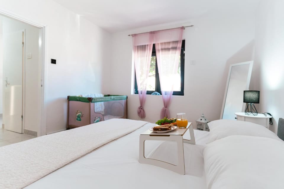 Bedroom, cot