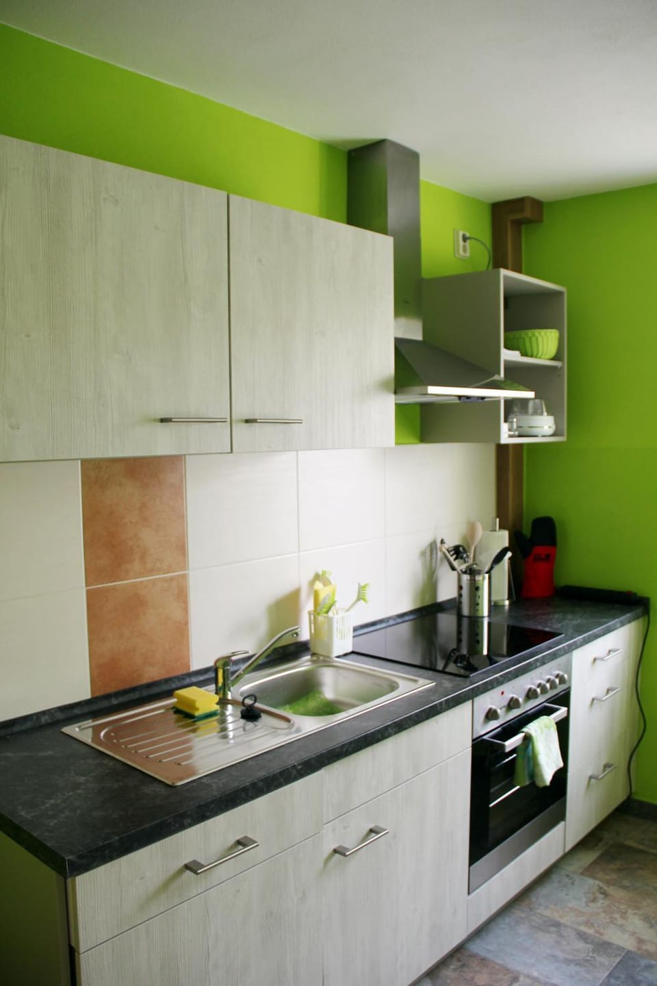 Kitchen or kitchenette, minibar, stove