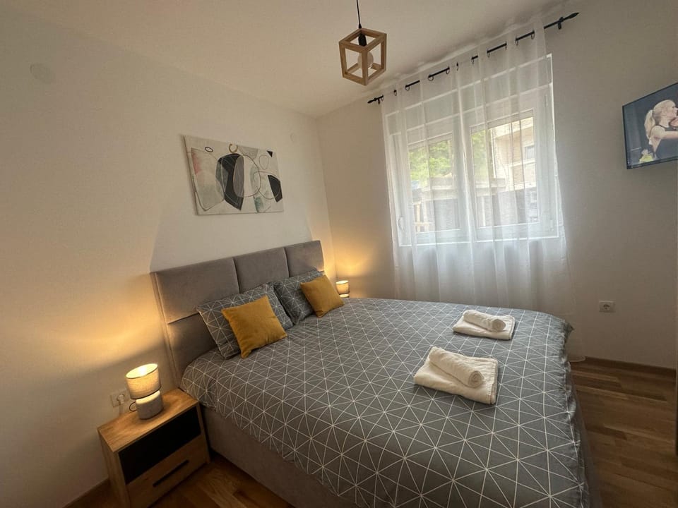 Bed, Bedroom, towels