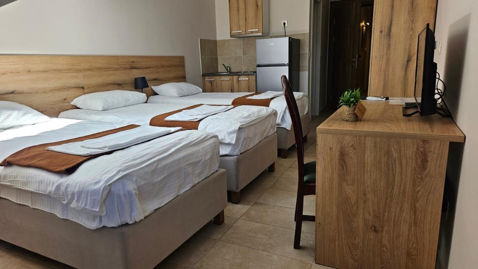 Bed, Kitchen or kitchenette, Bedroom